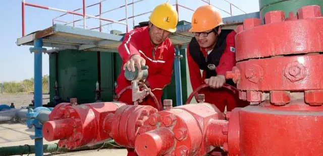 工廠的工人告訴你，應該怎么安裝閥門（1）