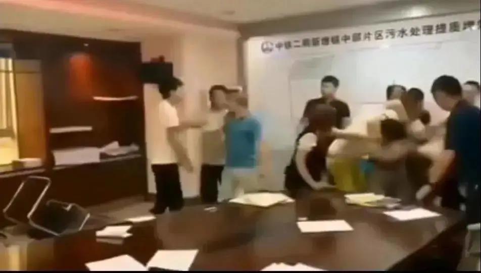 中鐵二局閥門投標(biāo)現(xiàn)場，報(bào)最低價(jià)者被“群揍”…咋回事？-