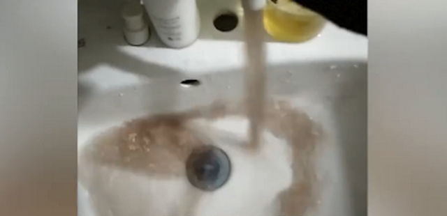 河南居民家自來(lái)水渾如咖啡，相關(guān)部門回應(yīng)：主管道水質(zhì)安全可正常飲用